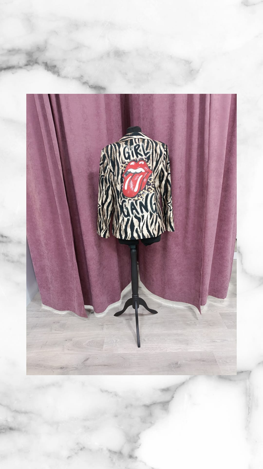 Chaqueta americana animal estilo cebra con logo de Rolling Stones en maniquí