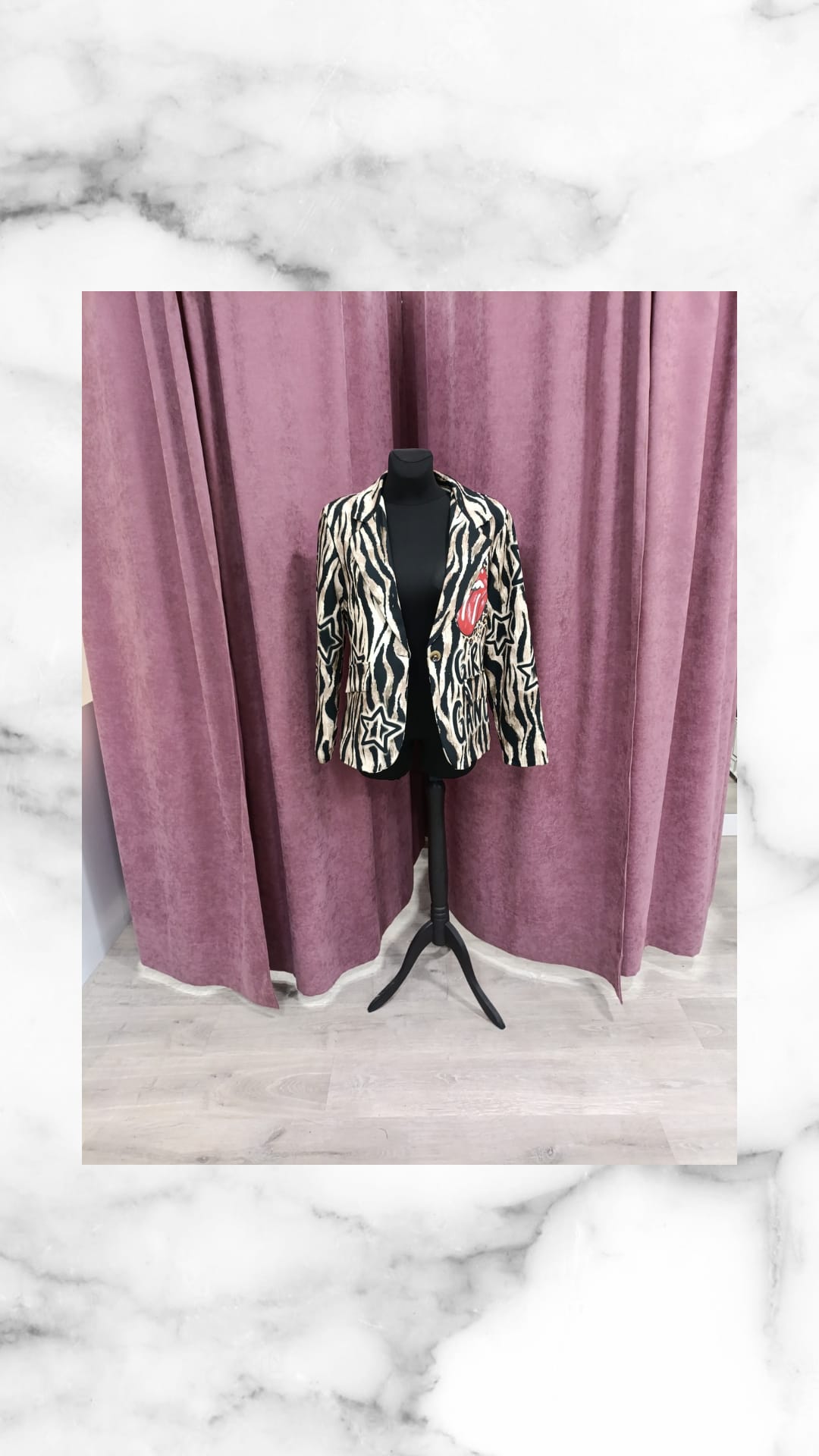 Chaqueta americana animal con estampado de cebra y acento rojo en maniquí negro