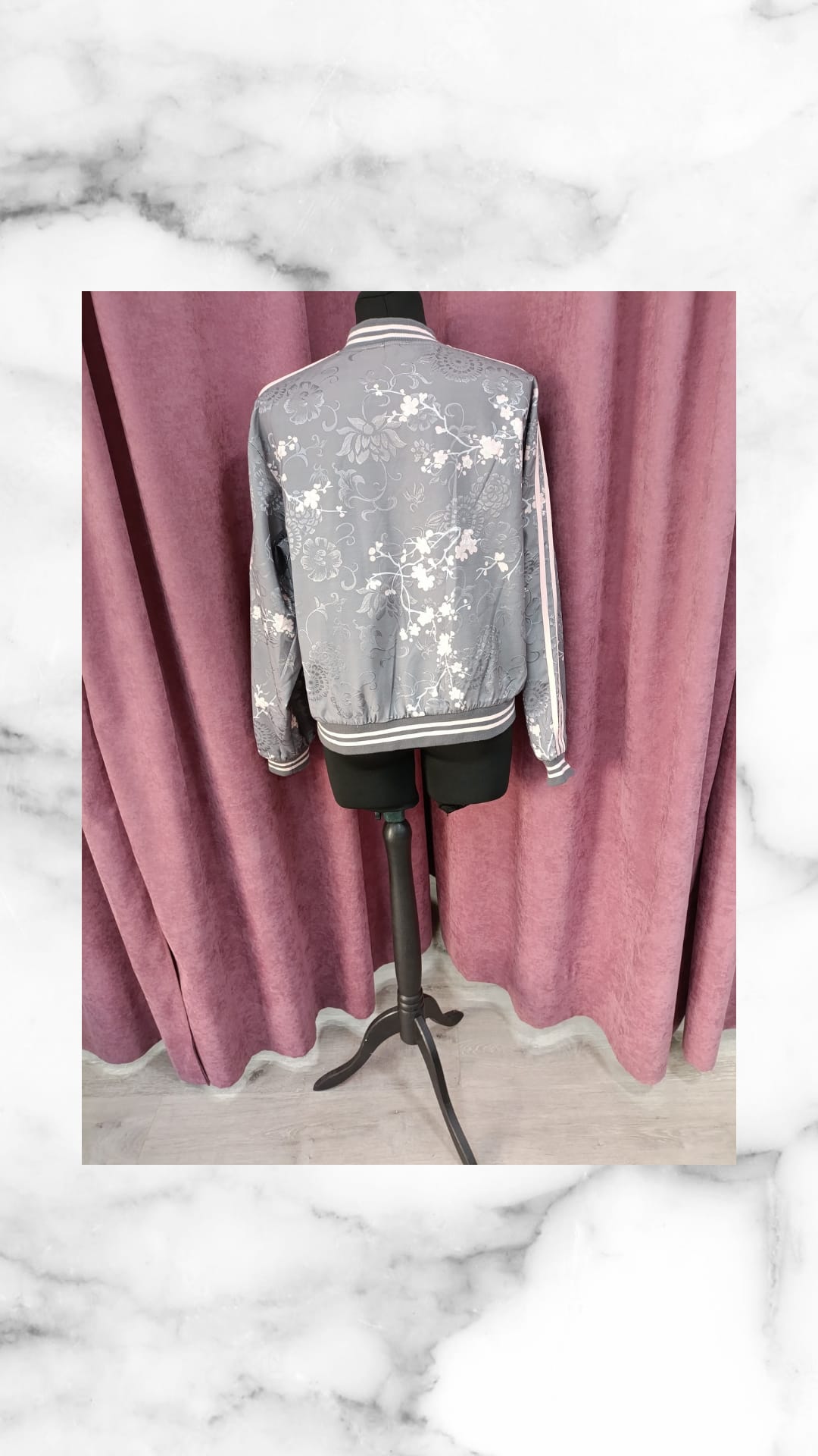 Bomber Asia gris con patrón floral en maniquí, estilo oriental único y moderno