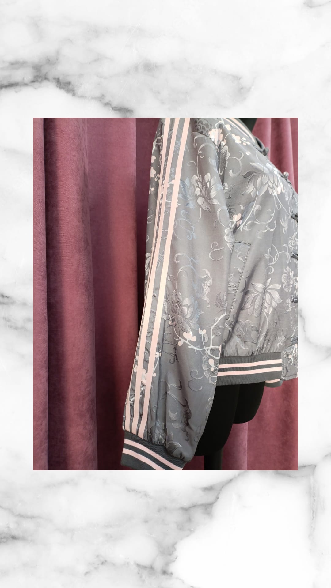 Chaqueta bomber Asia gris con detalles de franjas blancas en estilo oriental