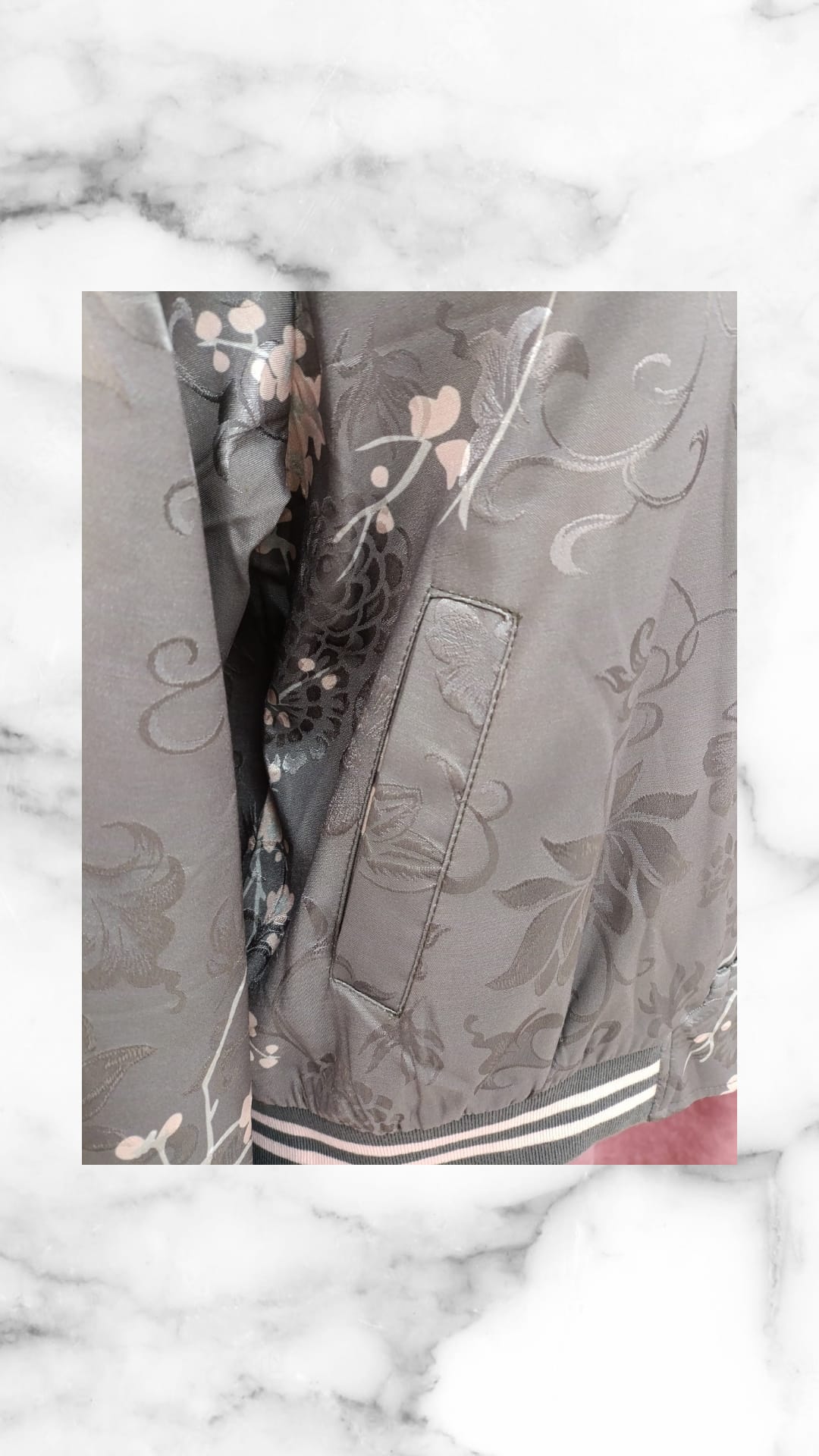 Bomber Asia gris con patrón floral y ribete a rayas, estilo oriental moderno