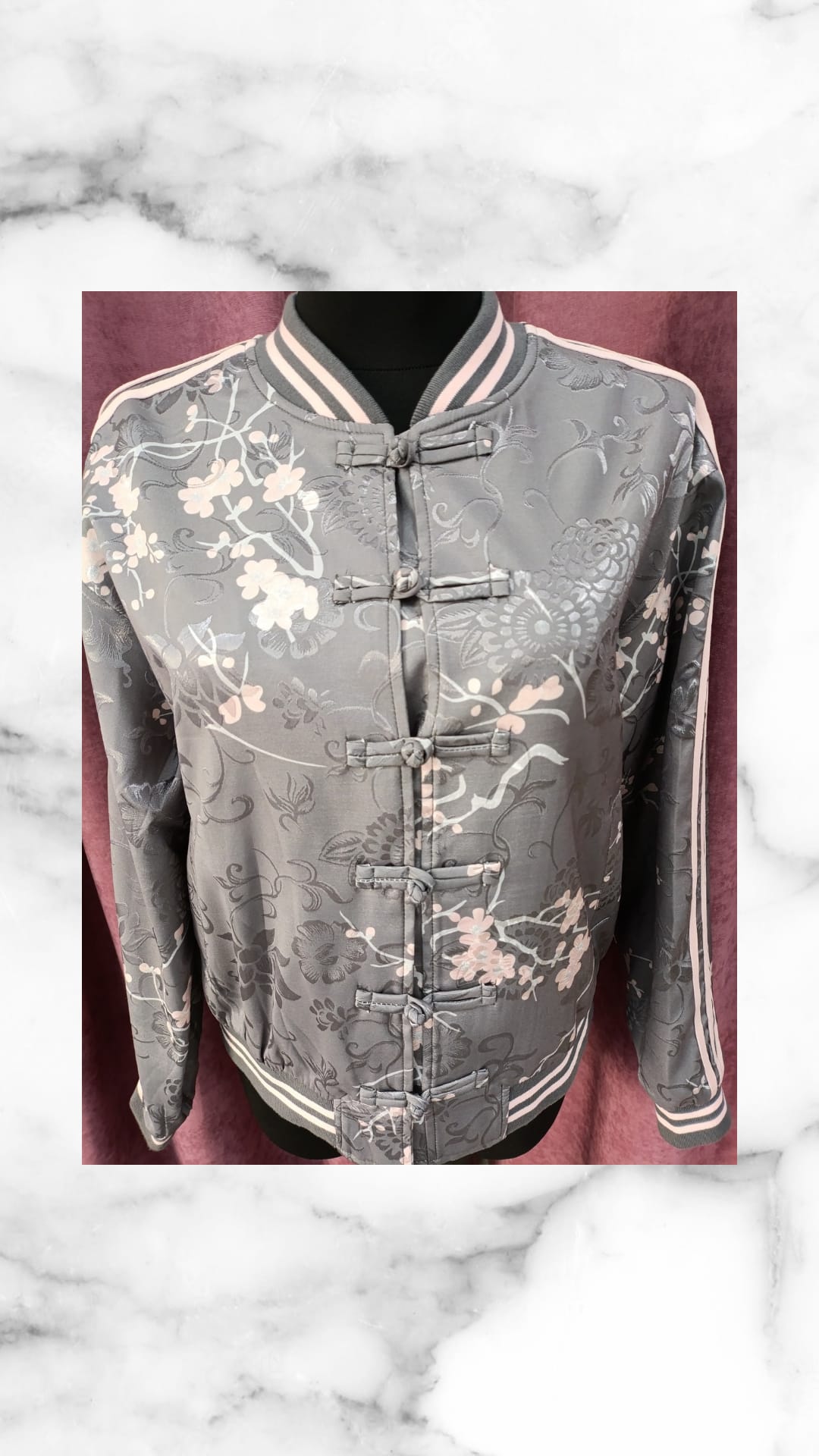 Bombers Asia gris con cierre de rana y bordado floral estilo oriental