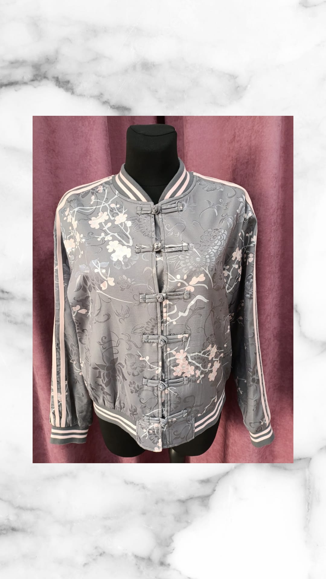 Bomber Asia gris en plata satinado con bordados florales y cierres chinos tradicionales