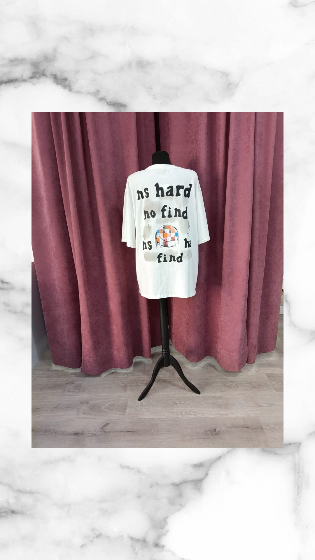 Camiseta oversize Sintra blanca con texto divertido y gráficos en un maniquí