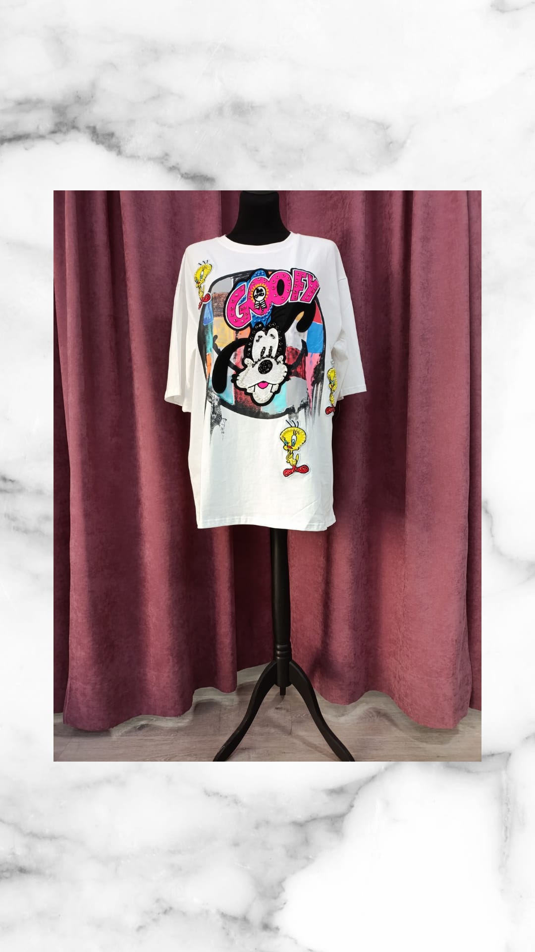 Camiseta oversize Sintra blanca con diseño gráfico de Mickey Mouse en maniquí
