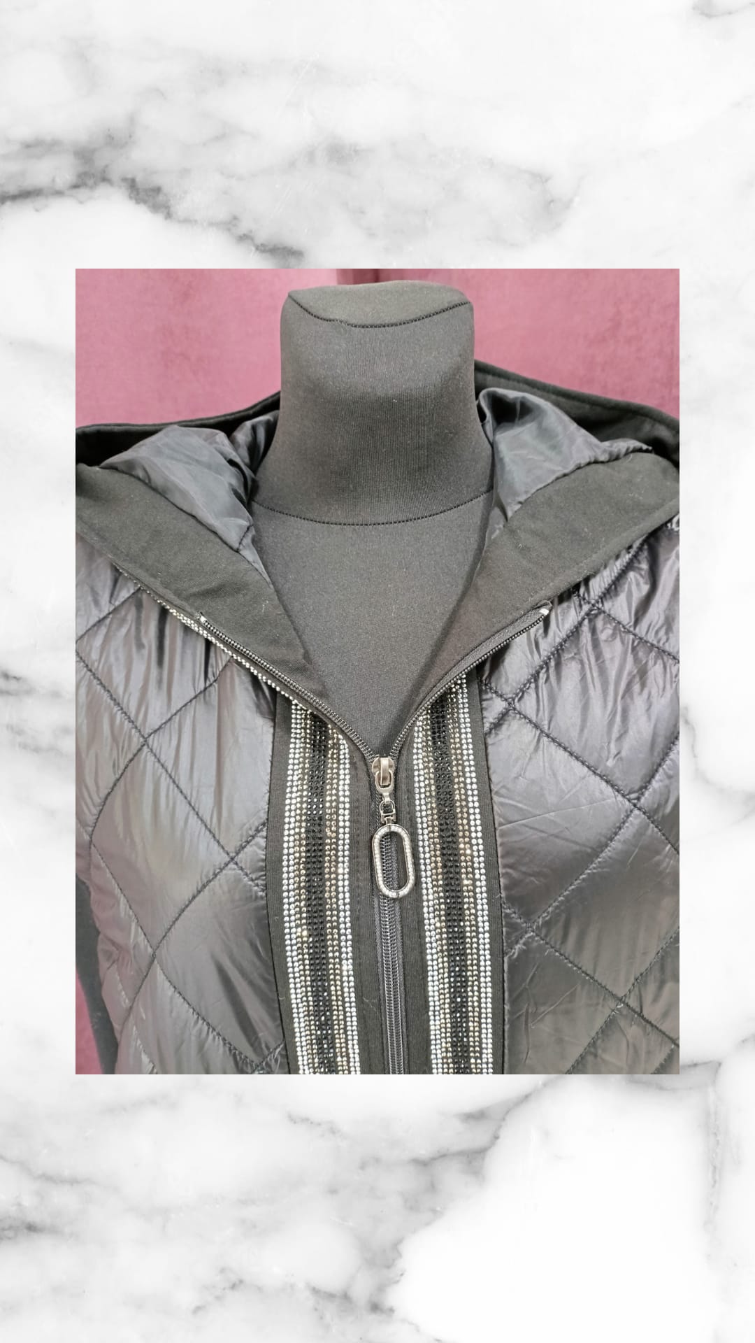 Chaleco gris acolchado con brillo en el cierre, ideal para invierno en algodón