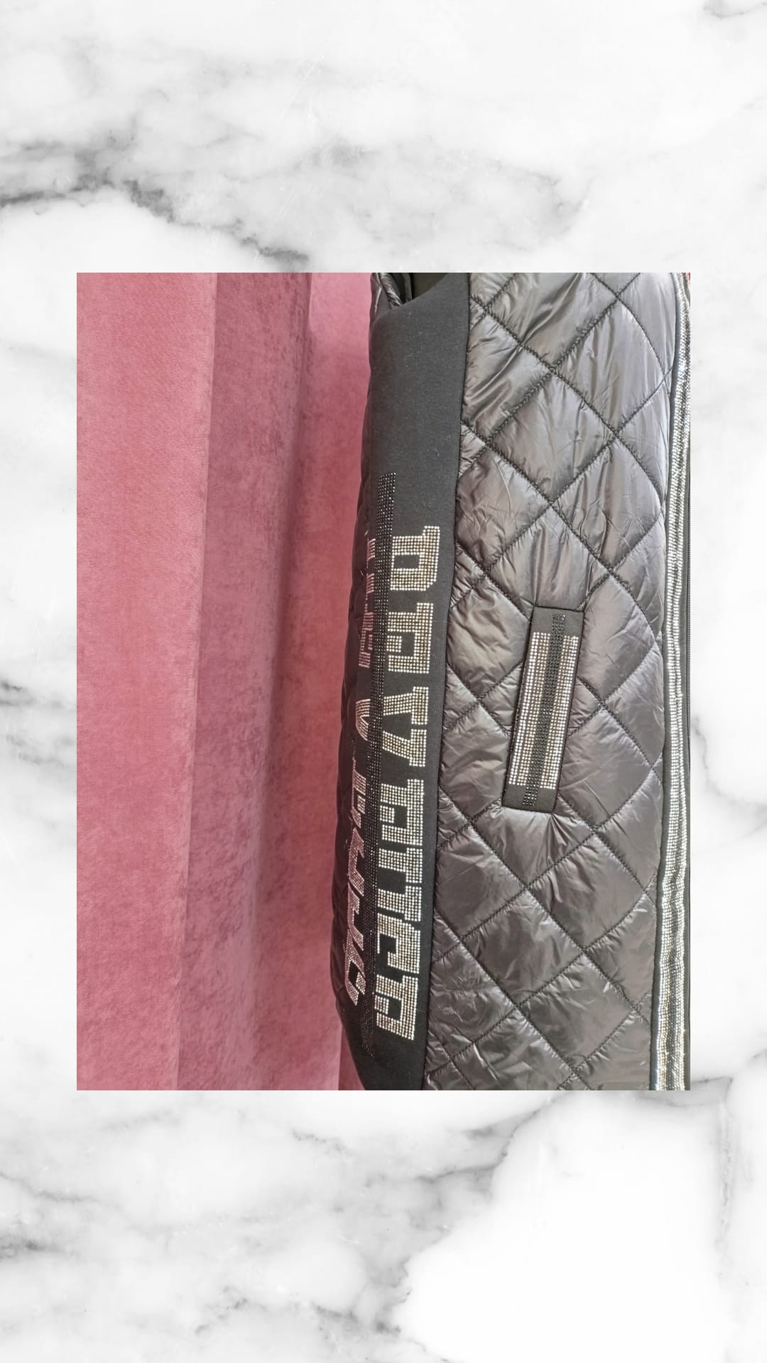 Chaleco SUDÁFRICA con diseño de cuero negro acolchado y patrón de desgaste visible