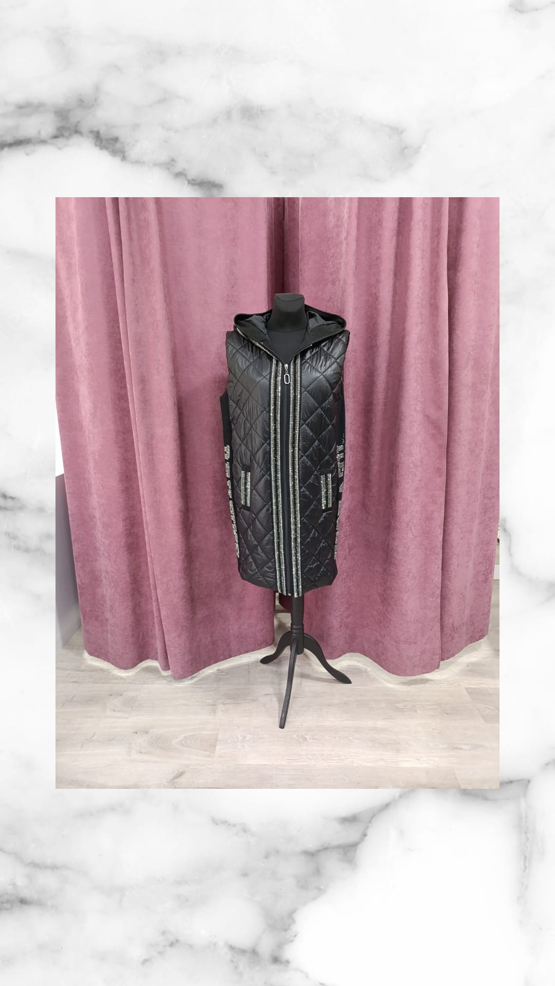 Vestido negro sin mangas con detalles de cuentas en maniquí, chaleco de algodón y lana