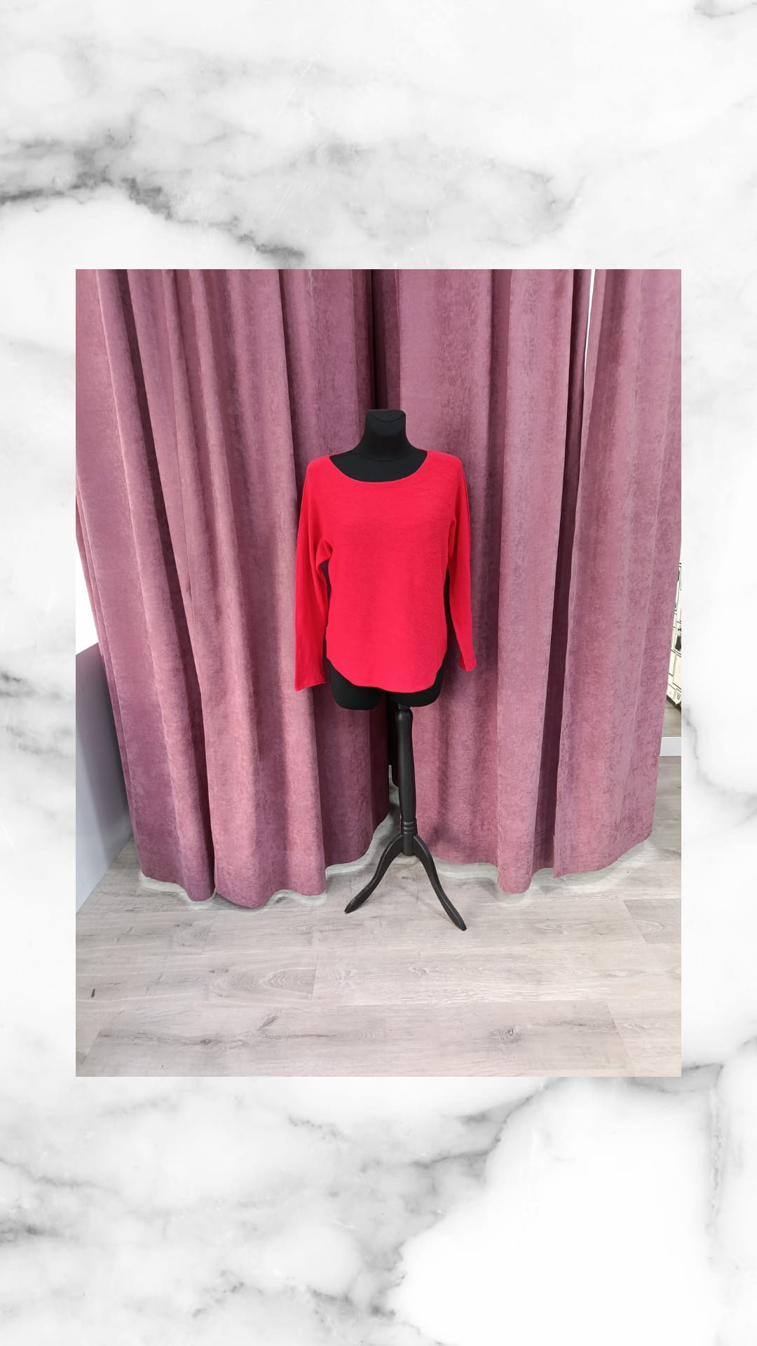 Suéter PROVENZA rojo en un maniquí negro, mostrando su diseño de manga larga