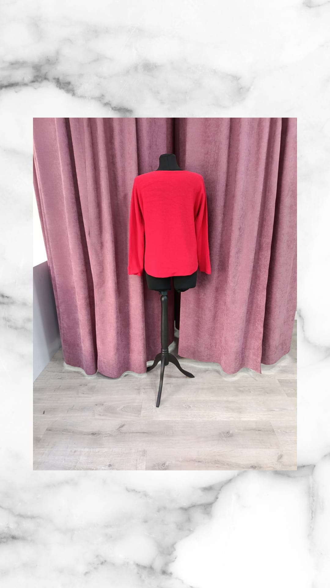 Suéter PROVENZA rojo exhibido en un maniquí negro
