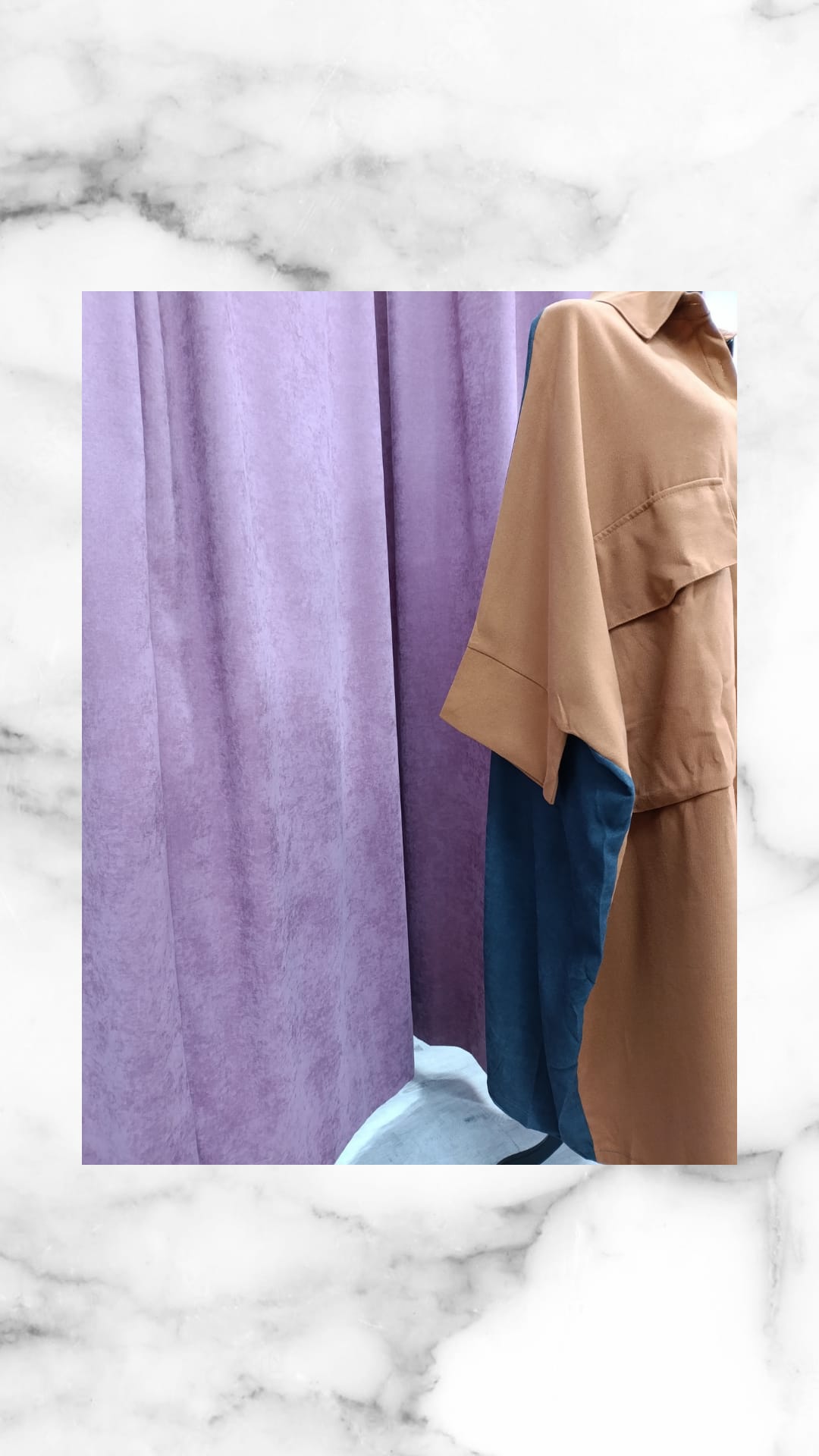 Abrigo beige junto a tela morada del vestido Brujas dúo de colores