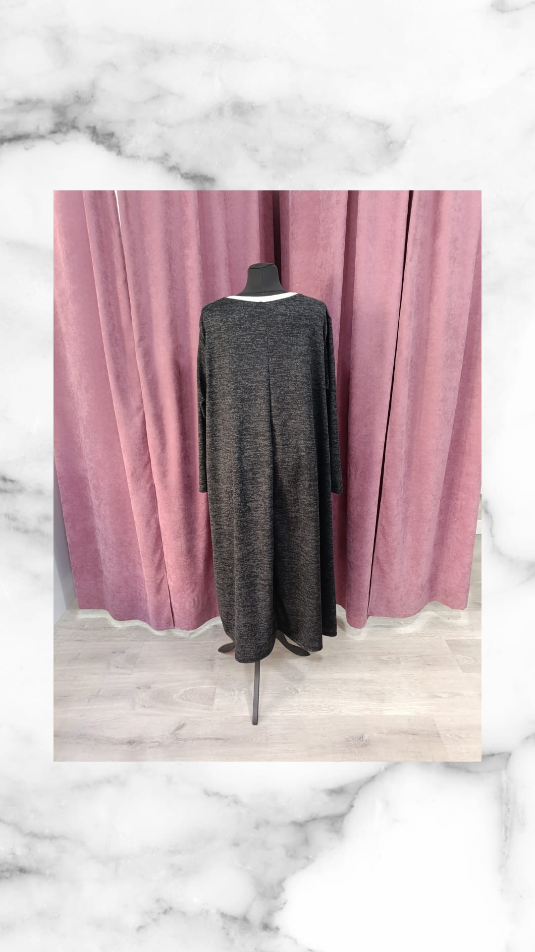 Vestido CONIL boca Rolling Stones en gris carbón exhibido en un maniquí