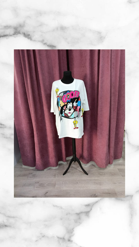 Camiseta oversize Sintra blanca con diseño gráfico colorido en un maniquí