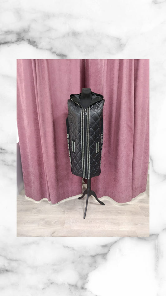 Vestido negro sin mangas con detalles de cuentas en maniquí, chaleco de algodón y lana