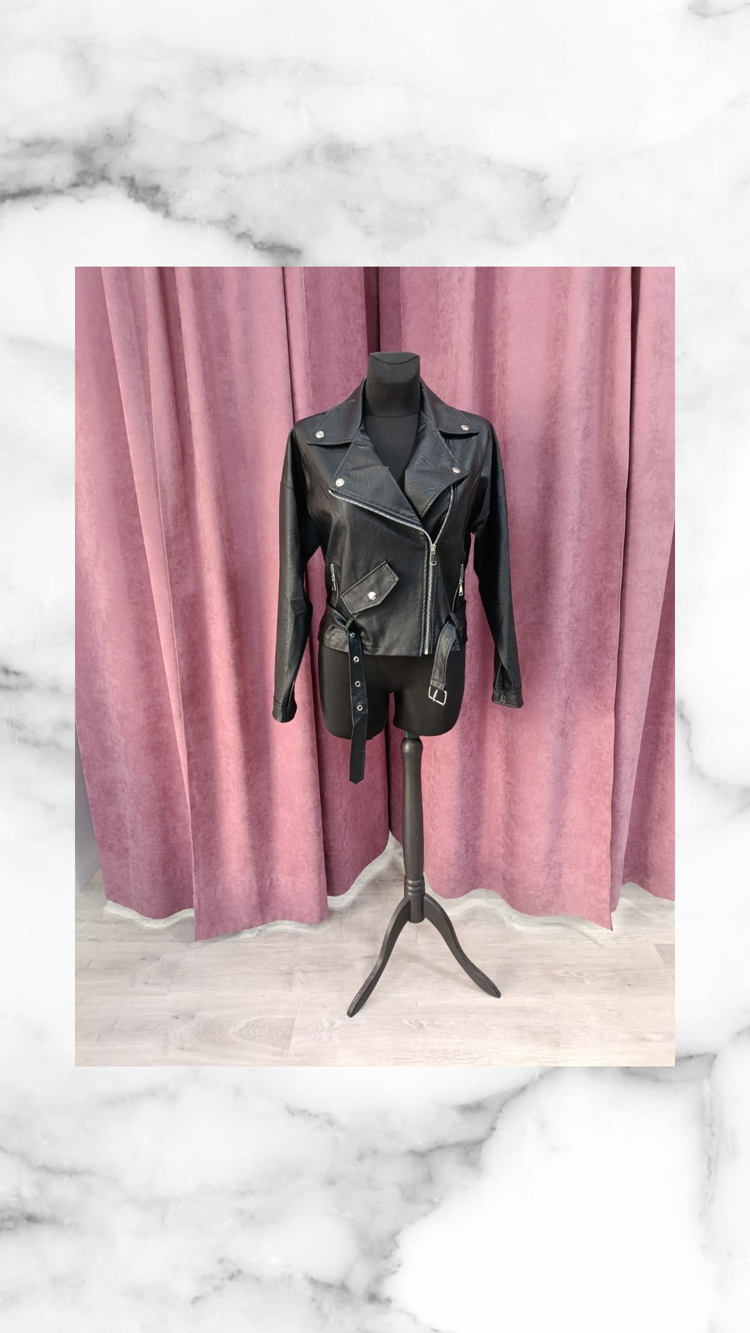 Chaqueta SUECIA en maniquí, chaqueta biker negra de cuero para motociclistas