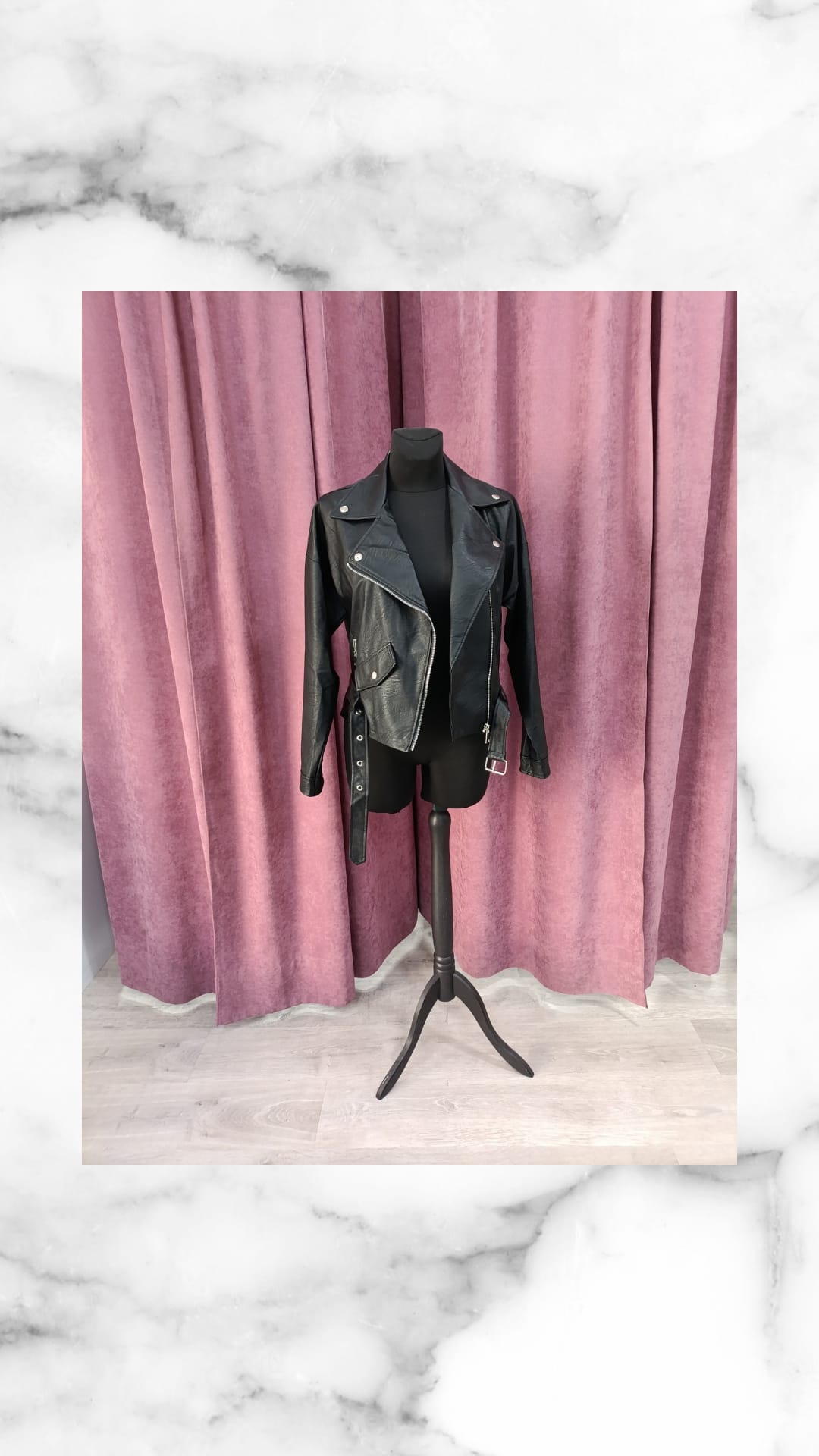 Chaqueta SUECIA, chaqueta biker negra en un maniquí exhibiendo estilo y elegancia