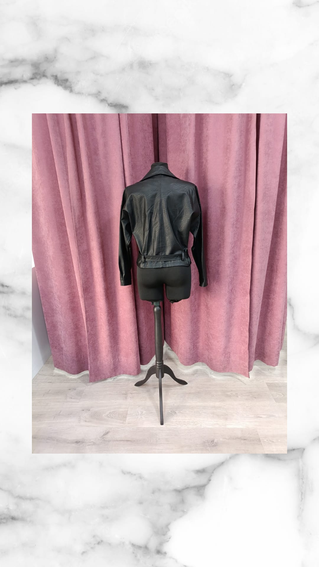 Chaqueta SUECIA negra en maniquí, perfecta chaqueta biker para un estilo audaz