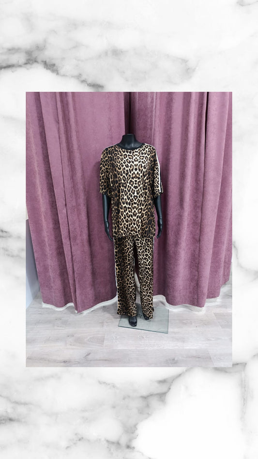 Jumpsuit de estampado de animal para mujer, exhibido en un maniquí Conjunto FIYI
