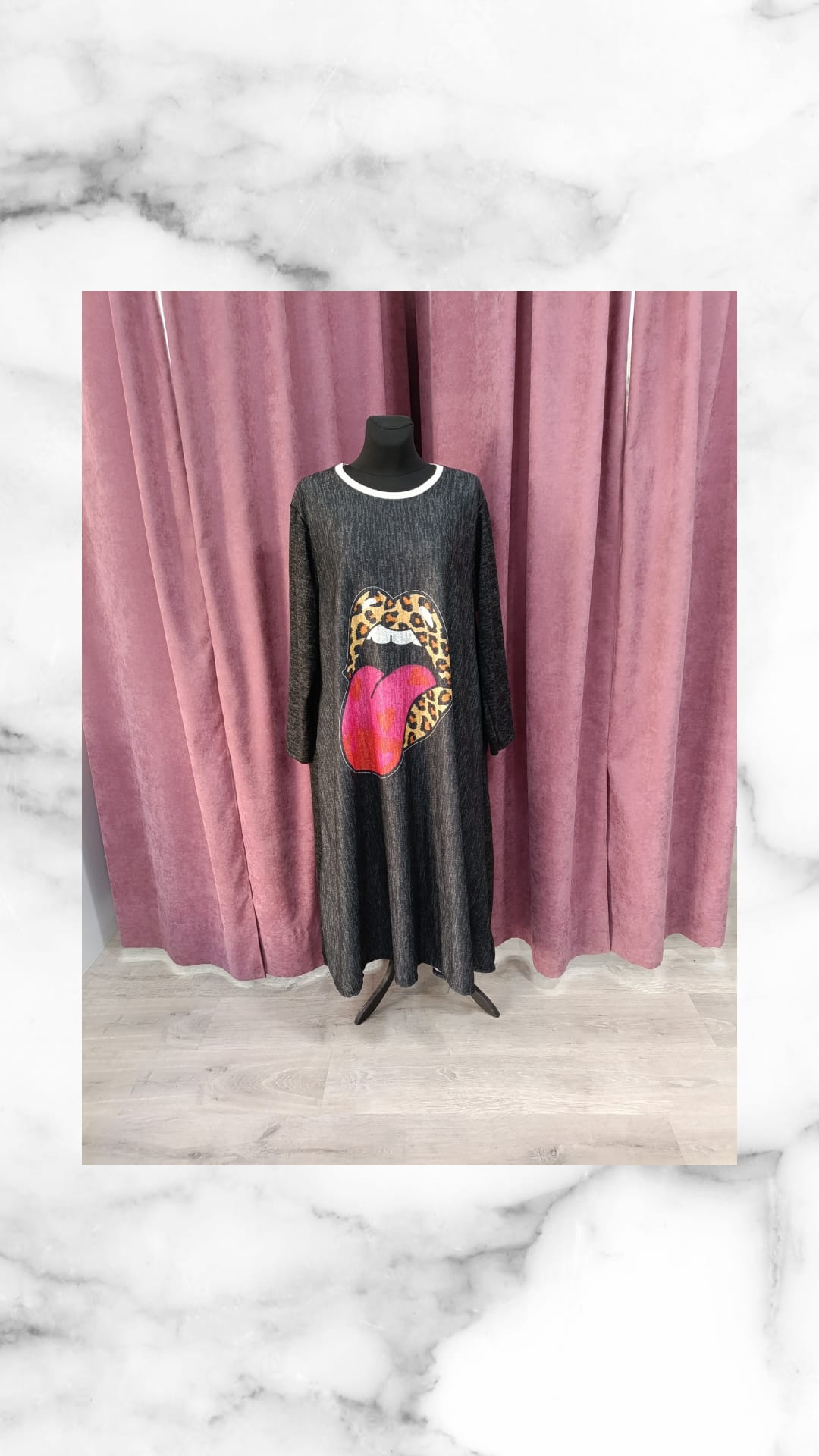 Vestido Conil Boca con gráfico de lengua de Rolling Stones en vestido negro de manga larga
