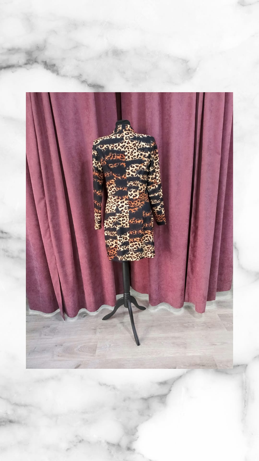 Vestido SINGAPUR de tejido elastán con estampado abstracto en un maniquí