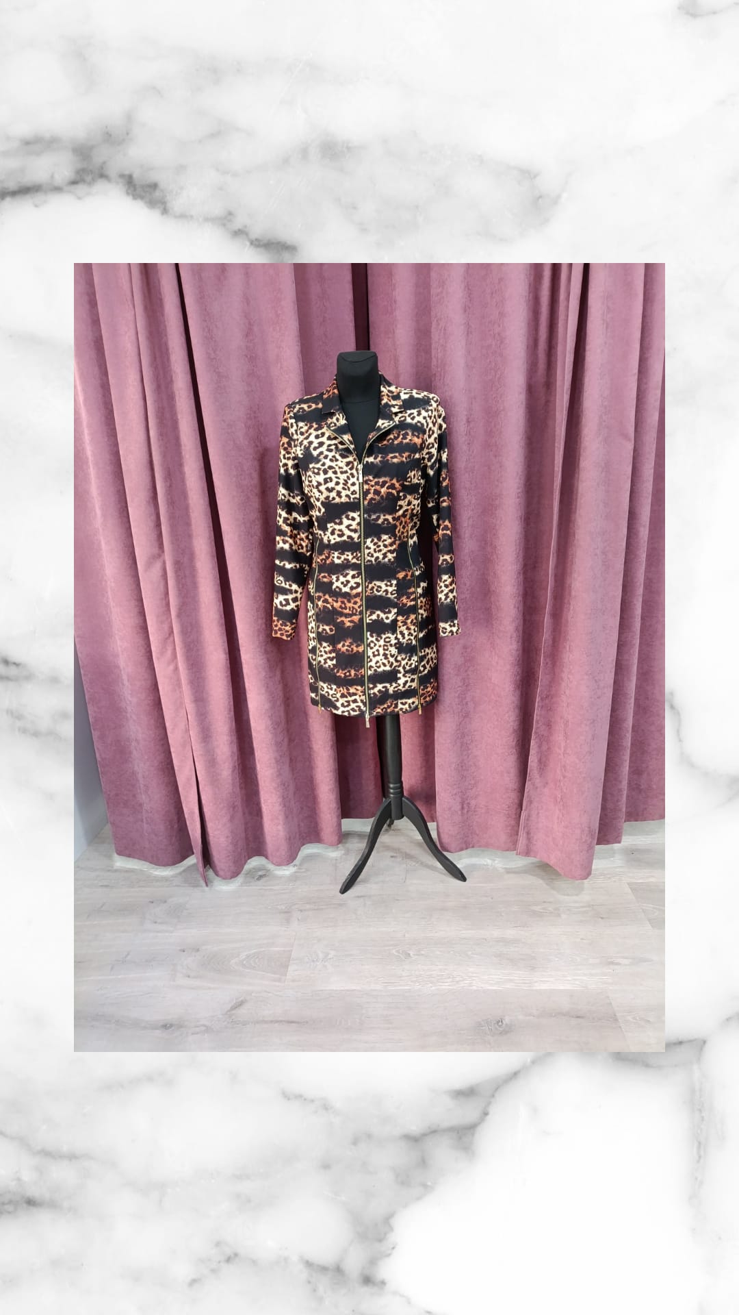Vestido SINGAPUR de estampado floral en maniquí negro, confeccionado en tejido elastán