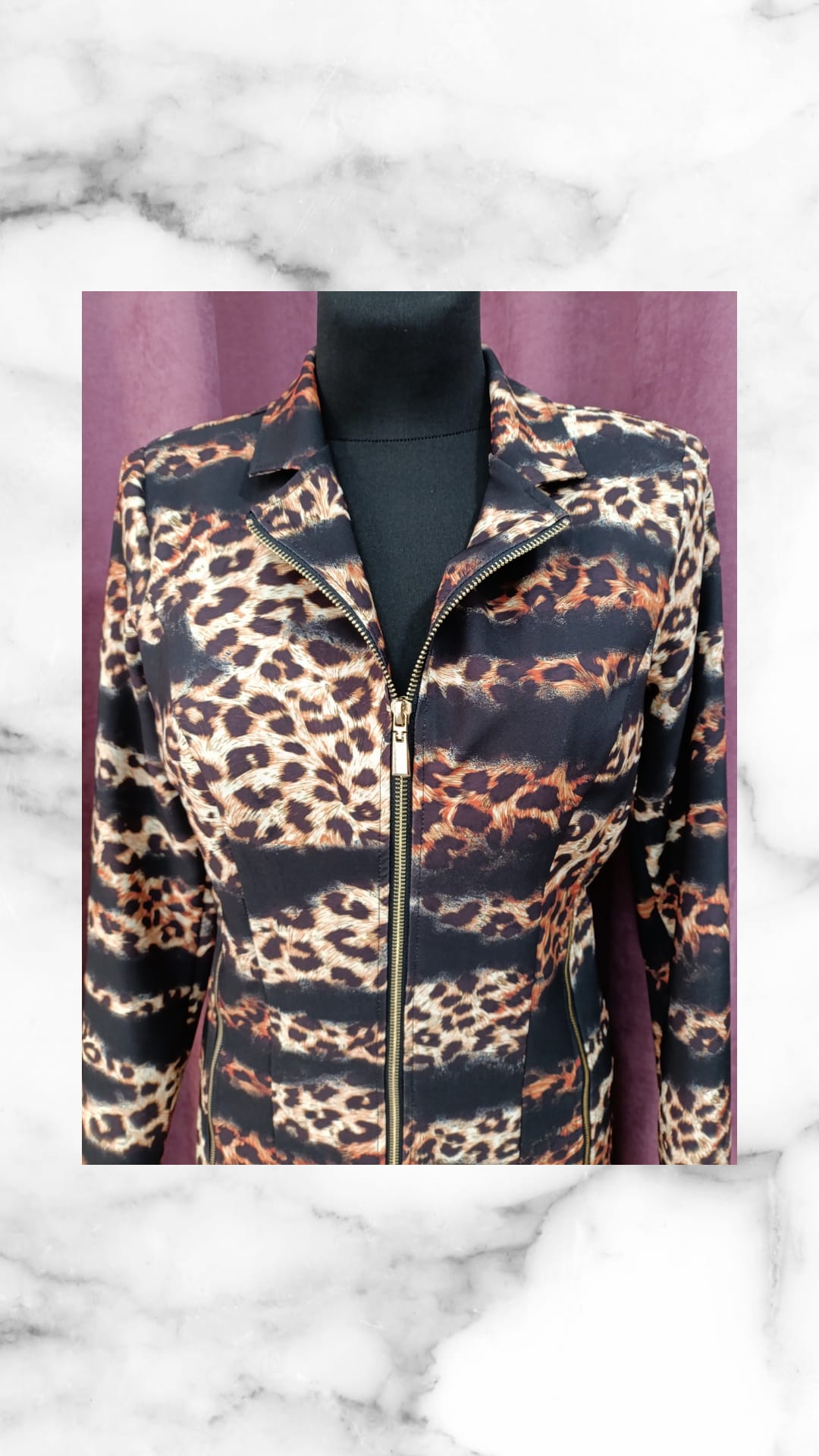 Chaqueta de animal print en tejido elastán presentada en maniquí, Vestido Singapur